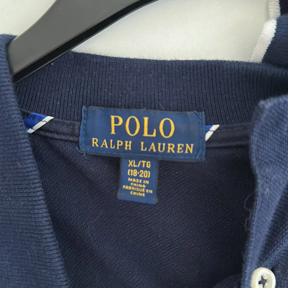 Assnygg ralph lauren tshirt som jag fick i present för ett tag sedan. Använd typ 3 ggr. Sitter jättebra om bicepsen/armarna. Skick 9,5/10 inga som helst de. Det står att dene XL (För ungdomar)  men den är Medium för vuxna.. T-shirts.