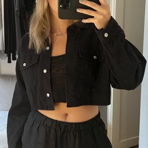 Jeansjacka - Croppad jeansjacka som sitter väldigt fint! Använd endast en gång då det inte är min stil tyvärr. Från divided på hm i storlek L men jag har normalt M och skulle passa oversize på en S eller lite tajtare på en L