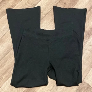 Petite mjukisbyxor - Supersköna flare mjukisbyxor som passar till personer som är 160 under 🫶Längden på byxorna är ca 88 cm 