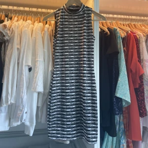 Guess klänning - Säljer denna klänningen ifrån Guess ( äkta ) i storlek xs💓 Knappt använd, köpt för ca 1300🫶