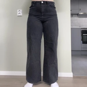 LINDEX svarta jeans (40) - Svarta högmidjade jeans från Lindex, 100% bomull🤍 Jeansen är väl använda men inga tecken på missfärgning eller hål.