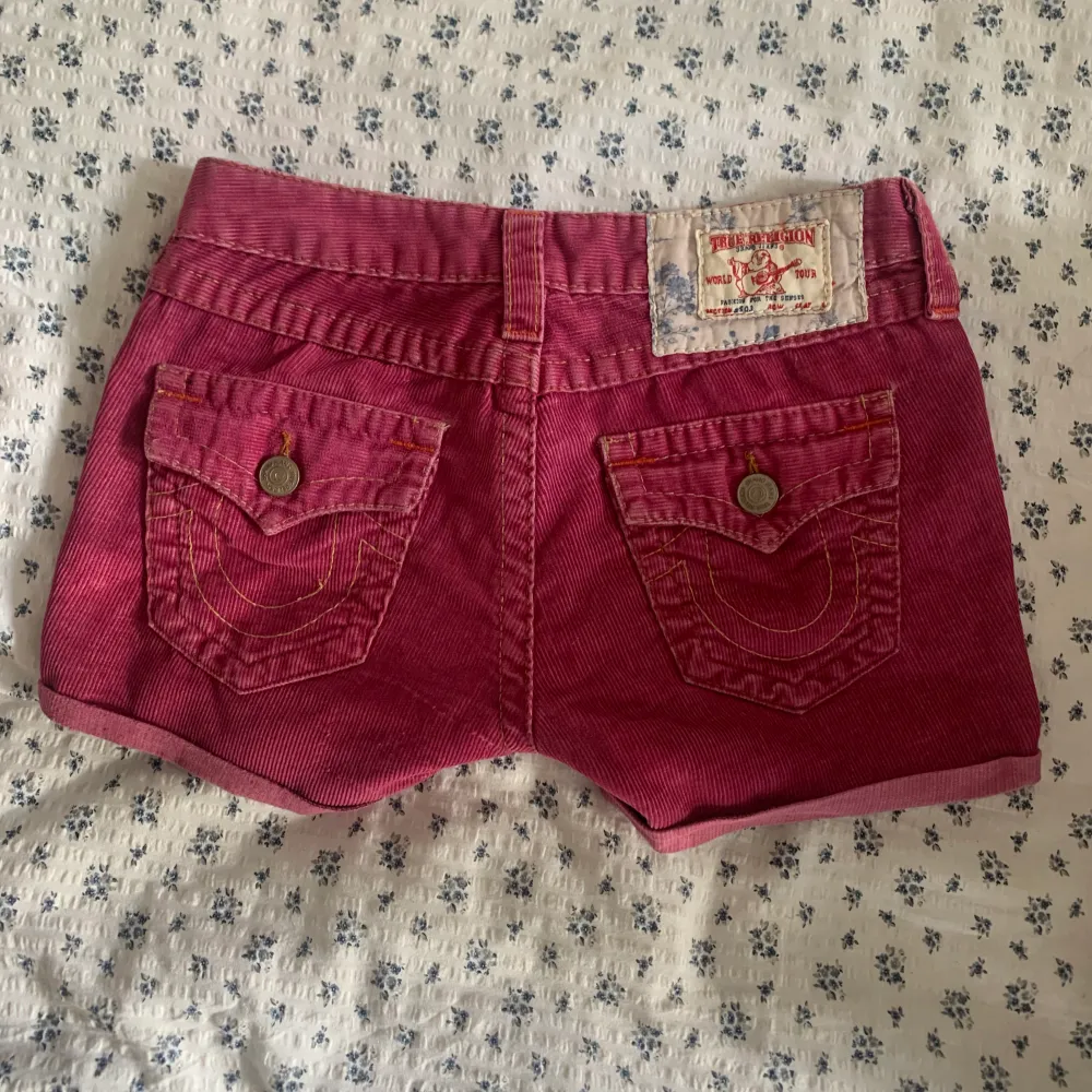 säljer dessa mörkrosa coola manchester shorts från true religion 🥰. Shorts.
