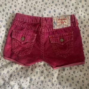 säljer dessa mörkrosa coola manchester shorts från true religion 🥰