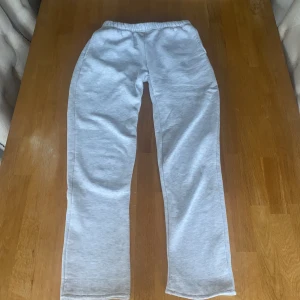 Mjukisbyxor  - Från Gina Tricot. Har använt mycket men de är fortfarande i väldigt bra skick, notera att jag även har sytt dom till mer mid waist!