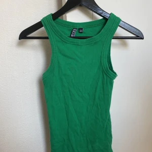 Linne från pieces XS - Grönt linne från pieces, köpt på Veromoda, i XS