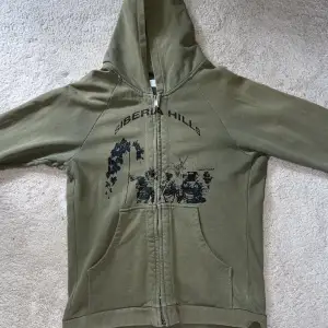 Siberia Hills zip up hoodie i storlek s. Knappt använd och är i perfekt skick