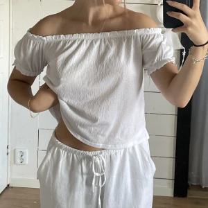 Off shoulder topp - Fin lätt off shoulder topp som är nästintill oanvänd.  Använd någon enstaka gång vid skolavslutning Pris+frakt 