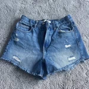 Säljer dessa jeansshorts från Zara som är försmå för mig i midjan och korta i längden. Vill du ha mer bilder på plagget eller har några frågor så är det bara att skriva till mig så löser jag det! Du står för frakten och betalningen sker via Swish❣️