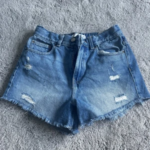 Blå jeansshorts  - Säljer dessa jeansshorts från Zara som är försmå för mig i midjan och korta i längden. Vill du ha mer bilder på plagget eller har några frågor så är det bara att skriva till mig så löser jag det! Du står för frakten och betalningen sker via Swish❣️