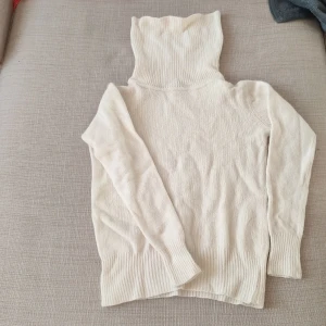 Stickad tröja  - Fint skick, stl m Katt finns i hemmet 