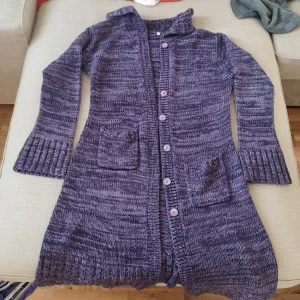 Skickad lång kofta  - Fint skick, lång stickad kofta, stl 42/44