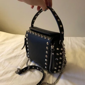 Zara väska - Säljer min älskade zara väska som inte kommer till användning längre då ja köpt en annan❤️ Har haft den i ett halvår ungefär, den är i bra skick och har inga defekter❤️