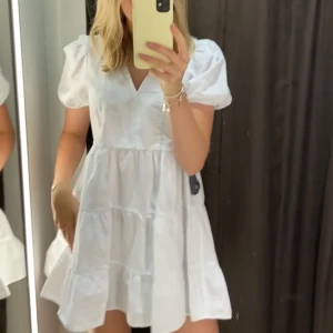 Vit klänning  - Vit kort klänning ifrån Zara. Utgått ur sortimentet. Storlek XS