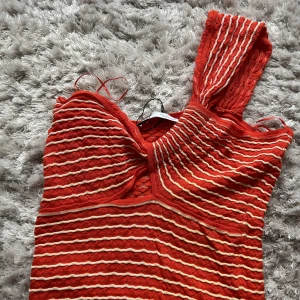 Röd/vit randig topp - Jättesöt top som är one sholder, inga defekter använd 1 gång