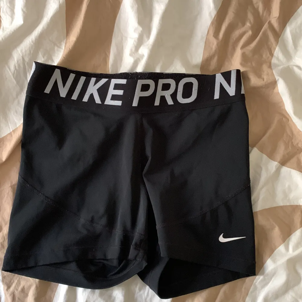 Nike pro shorts. Köpt för några år sedan. Lapp är bortklippt förutom där storleken står. Är inget fel på dom används bara inte längre pga försmå . Shorts.