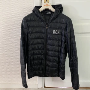 Ea7 jacka  - Emporio Armani ea7 jacka i bra skick, inte använd så mycket. 
