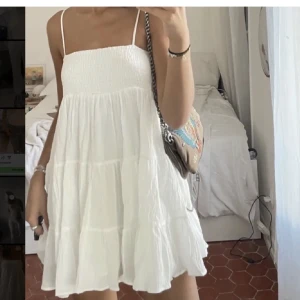 Zara kläning - Säljer min kläning från zara som är helt oanvänd. Fick den på min födelsedag och kunde inte lämna tilbaka. 