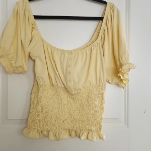 Blå kort topp med vollanger - Gul topp med vollanger