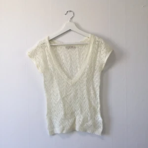 Saint Tropez, väst, stickad, vit, small  - Saint Tropez stickad väst för fest!   Eller det du behöver denna väst till. Tunn och passar jättefint till klänning eller kostym.   