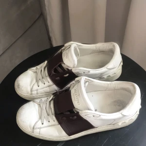 Valentino skor - Säljer mina älskade valentino skor i en mörkröd färg🖤 Finns vissa tecken på slitning till exempel längst fram på skorna, men annars väldigt bra skick💓 