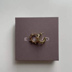 Guldiga Peak Creoles örhängen i nyskick från Edblad! Använda fåtal gånger, och säljs då de inte längre kommer till användning 🤍