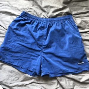 Adidas shorts - Assköna shorts från adidas! Eventuellt badbyxor, men funkar som både och! Köpta på humana, bra skick!