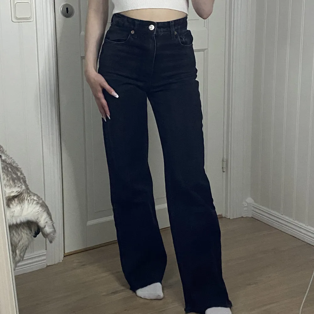 Jeans från zara i storlek 34. Avklippta för att passa ca 160 cm. Säljer för 200 kr plus frakt. 💖. Jeans & Byxor.