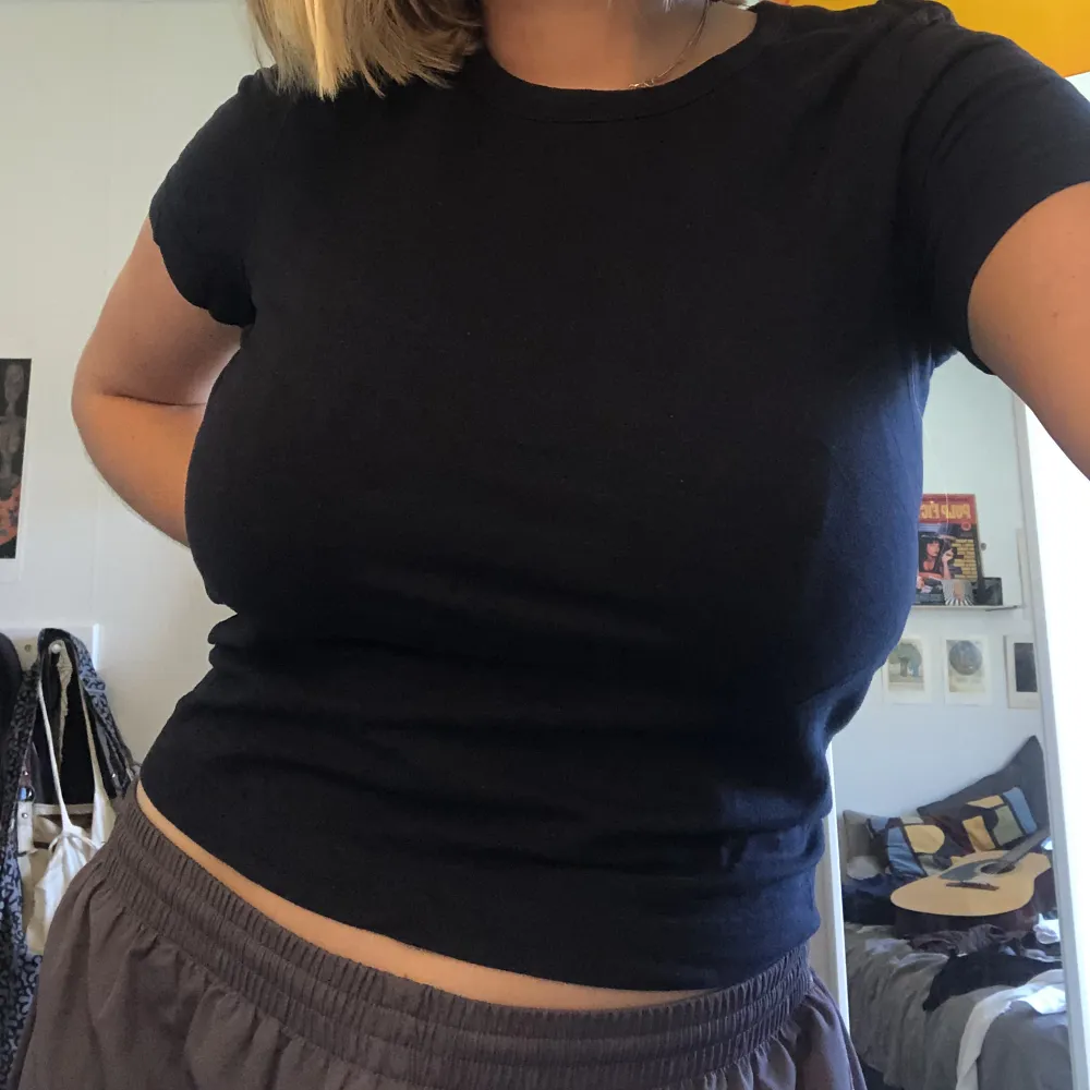snygg basic tshirt från weekday! färgen är mörkt marinblå🔵🔵. T-paidat.