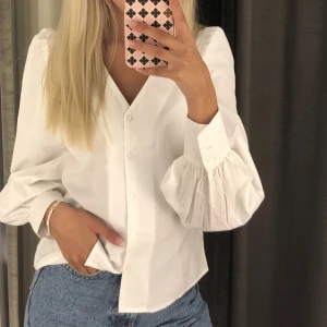 Vit blus - Smickrande skjorta/blus! Bra skick!