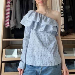 Maje topp - Så snygg maje topp som är i nyskick och köptes för 1500 och är så fin nu till sommaren💞