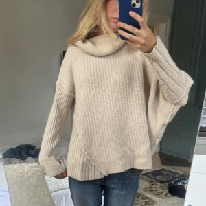 Stickad tröja  - Säljer denna så coola stickade tröja som e asymmetrisk!