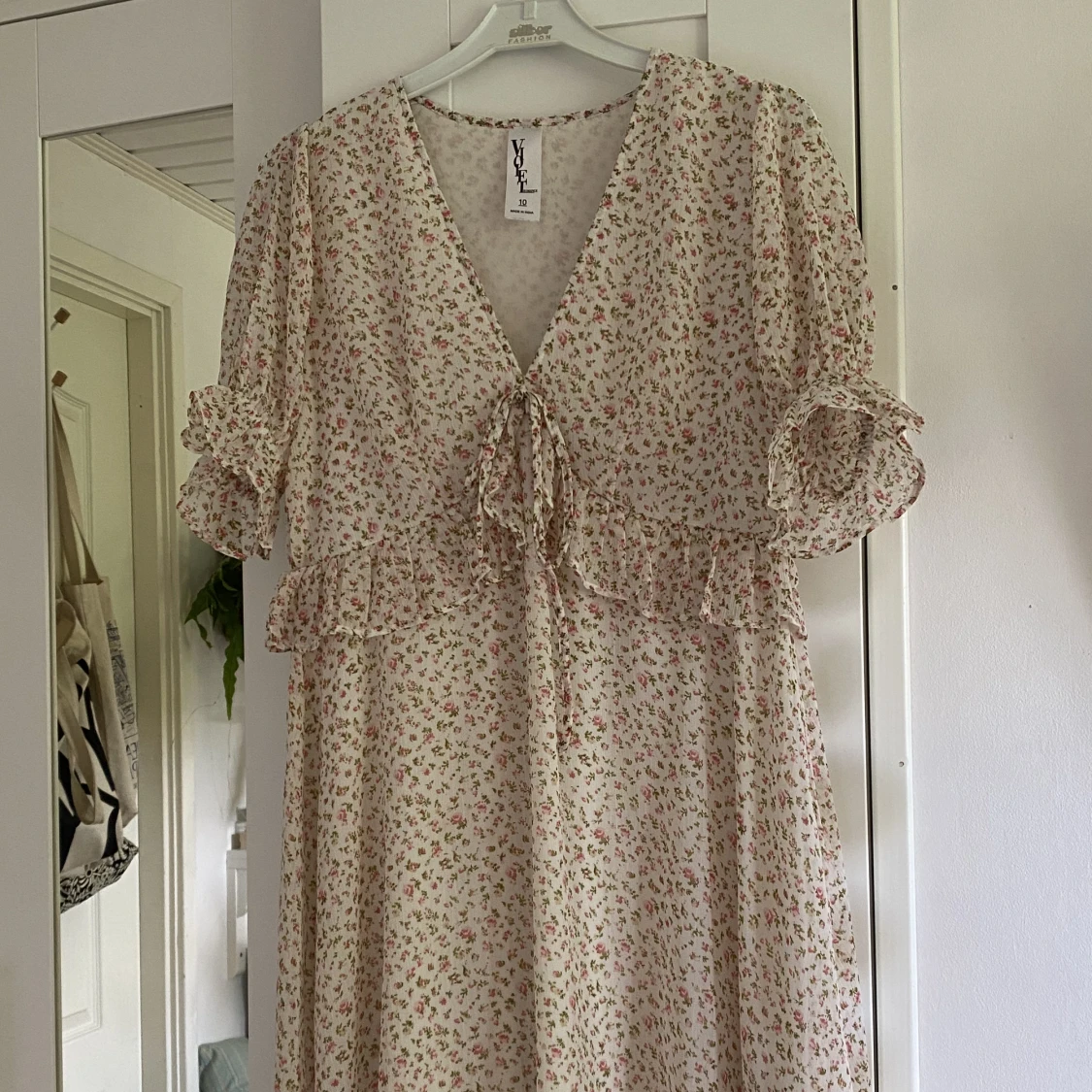 Blommig klänning (storlek S) 