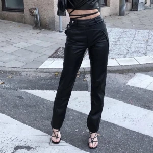 Faux leather pants Black XS - Använda 1 gång superfina men får ej användning för. Jag tycker dem är stora i storleken då jag vanligtvis är en S i byxor men kan ha XS i dessa. Önskas fler bilder skriv i DM. 600kr inclusive frakt🤍😊