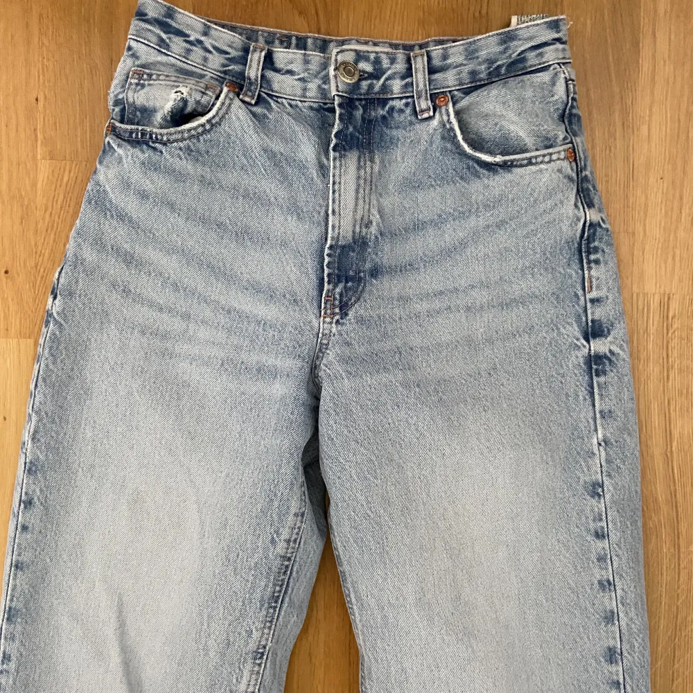 Säljer dessa supersnygga ljusblå jeans från Zara!🩵. Jeans & Byxor.