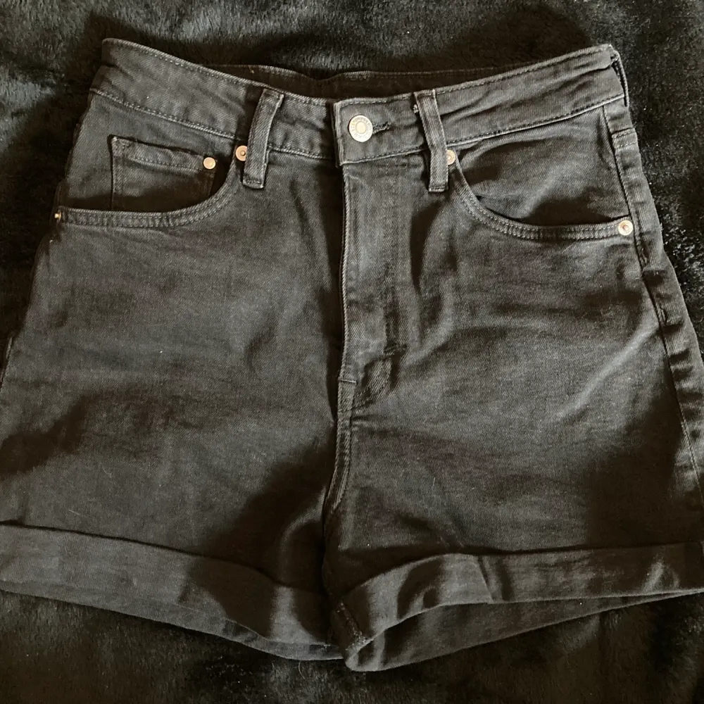 Säljer ett par svarta jeans shorts från hm! Dom har knappt blivit använda och jag köpte dom originellt för 249kr 😚 . Shorts.
