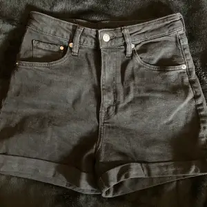 Säljer ett par svarta jeans shorts från hm! Dom har knappt blivit använda och jag köpte dom originellt för 249kr 😚 