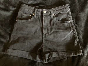 Svarta jeans shorts - Säljer ett par svarta jeans shorts från hm! Dom har knappt blivit använda och jag köpte dom originellt för 249kr 😚 