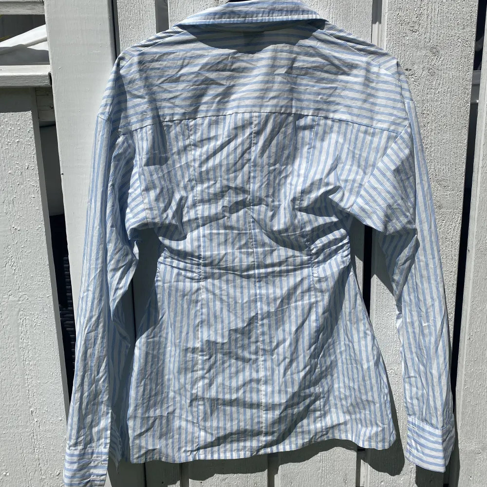 Så cool och skön skjorta från asos. Den är lite längre och när man knäpper den så blir den tajtare i midjan :) använt 2 gånger . Skjortor.