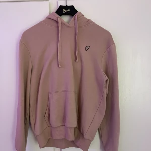Rosa Hoodie  - Rosa Hoodie med ett gulligt litet hjärta på. Har användts ett par gånger men i bra skick 