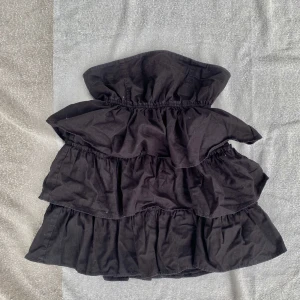 Topp - Jättesnygg topp aldrig använt. Passsr inte till den me lite miner bröst som mig där av säljs den också. Den sitter inte så tajt vid brösten. Jätte snygg.