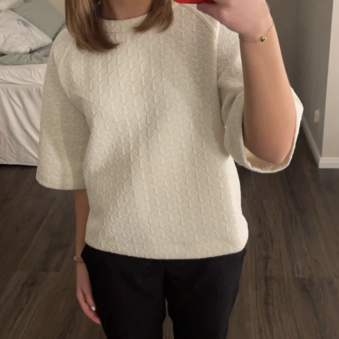 Krämvit tröja med guld detaljer