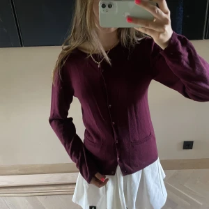 Zadig kofta - Säljer den här vinröda kashmir koftan ifrån zadig voltaire, skulle säga att den är i storlek xs💕✨en knapp har gått bort därför lägre pris❣️