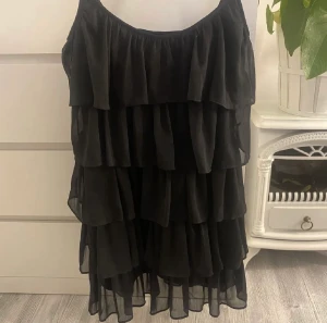 Klänning - Jag säljer denna fina klänning som aldrig är använd. Kan användas till fest och mycket annat! ❤️❤️