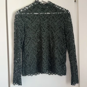 Tröja i spets  - Tröja helt i spets i storlek S.  Mörkgrön färg. Från märket samsoe samsoe.