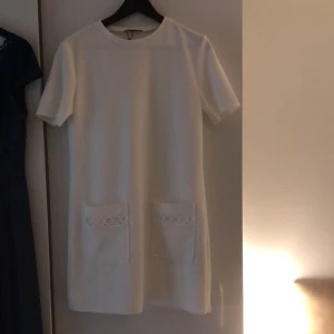 Sommar klänning - Basic klänning perfekt för sommarn när man vill dra på sig något snabbt och man kan enkelt lyxa till den med accessoarer💗