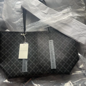 By Malene Birger väska  - Säljer den här väskan och som är Helt ny och oanvänd plasten på väskan finns kvar och påse medföljer till väskan, väskan är i färgen svart grå och är köpt för 2799kr och är i mellan storlek fick hem väskan igår den 17 juli, skriv privat för fler bilder😊