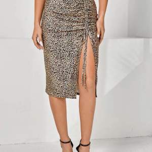 En leopardmönstrad kjol som bara är använd 1 gång och inte används mer. 70 kr inklusive frakt 