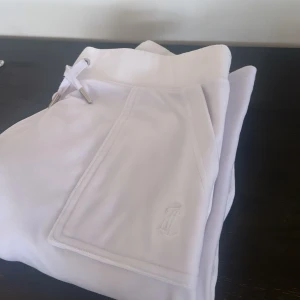 Juicy byxor  - Vita juicy byxor som knappt är använda.  Färgen på sista bilden är inte riktigt korrekt!