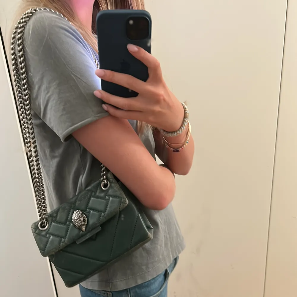 Säljer min jätte fina kurt geiger väska i grön som är helt slutsåld, den har tappat färg på vissa ställen lite grann men syns inte från långt håll, kedjan är helt perfekt och den passar perfekt som en liten handväska man kan ta med. Köpte för 3000. Laukut & Käsilaukut.