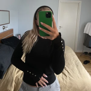 Tröja - Jättefin tröja från zara med detaljer vid armarna. Storlek M. Använd gärna knappen ” köp nu”. 